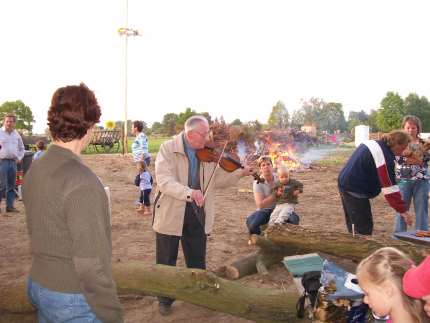 Herr Perlitz 94 Jahre jung mit seiner Geige Bild 2