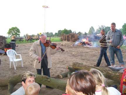 Herr Perlitz 94 Jahre jung mit seiner Geige Bild 4